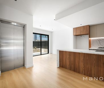 NEW Townhouse with Private Lift – Prime Box Hill Location! - Photo 5