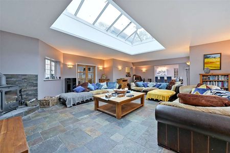 An elegant and spacious family home with exceptional leisure facilities, set within beautiful mature grounds. - Photo 3