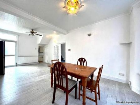 3 bedroom property to rent in London - Photo 5