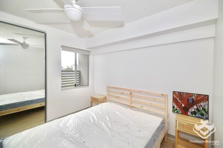 modern two bedrooms walking to UQ - Photo 2