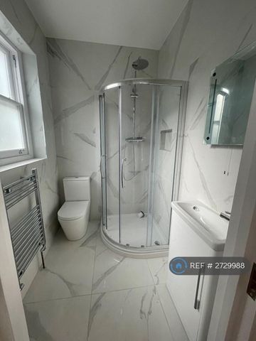 1 bedroom in a flat share to rent - Photo 5