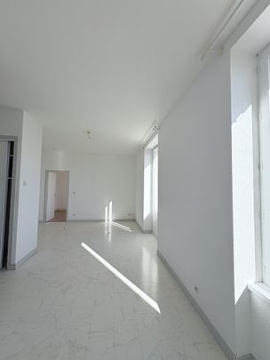 Location Appartement 2 pièces 46m² MONTROND LES BAINS 42210 - Photo 1