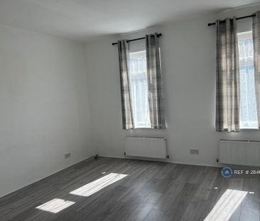 2 bedroom end of terrace house to rent - Photo 2