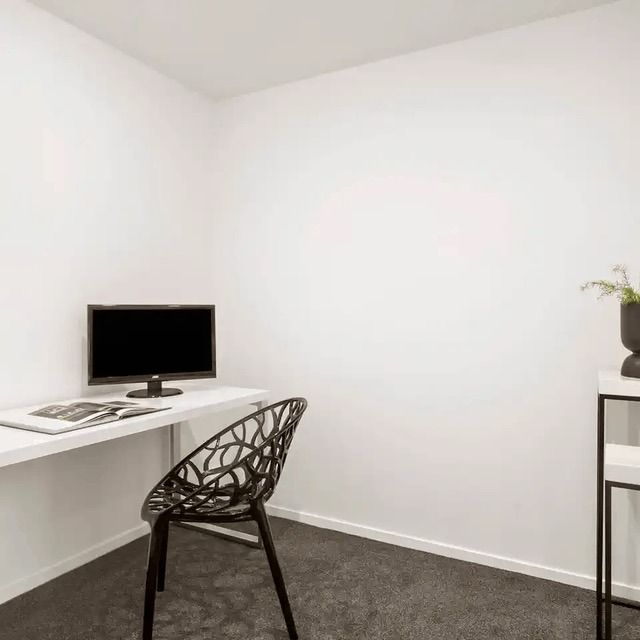 Modern and spacious 2 bed Apartment, plus study! - Photo 1