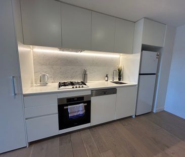 Stylish Apartment in the Heart of Malvern East - Photo 6