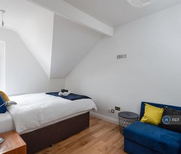 1 bedroom in a flat share to rent - Photo 3