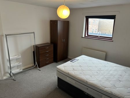 3 Bed Flat, Assembly Passage, E1 - Photo 2