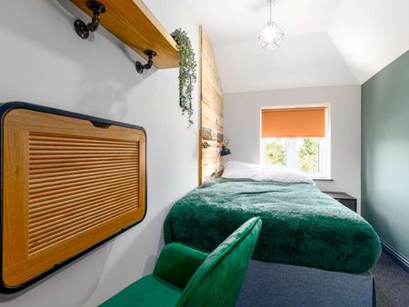 OX Living is proud to present this high-quality 5-bedroom co-living property, perfect for working professionals looking for stylish, stress-free living. Room 3 - Photo 4