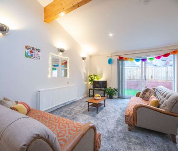 Stylish kitchen and hair/makeup station! - Photo 3