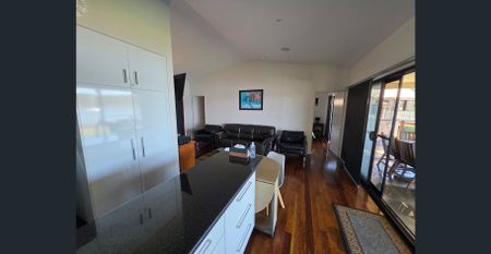 "Russ Vegas" A little Luxe Cottage by the Water - Photo 3