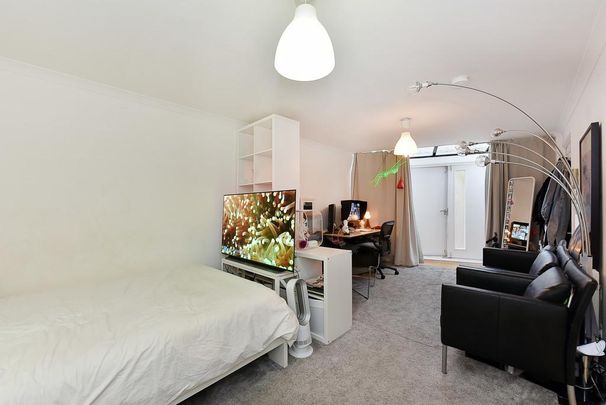 2 bedroom mews to rent - Photo 1