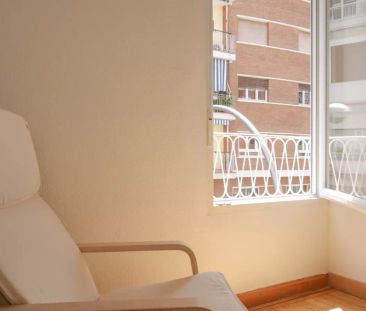 Room in a shared 9-bedroom apartment for rent in Gaztambide, Madrid - Photo 3