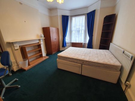 5 Bed Student Accommodation - Photo 4