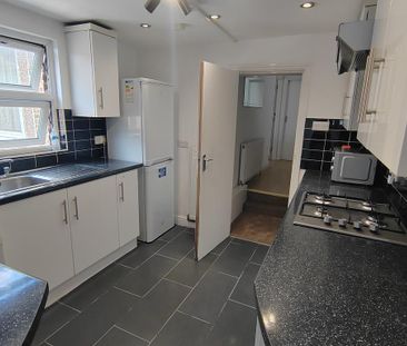 1 bedroom in a flat share to rent - Photo 5