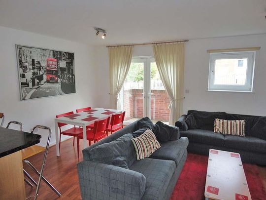 4 bedroom end of terrace house to rent - Photo 1