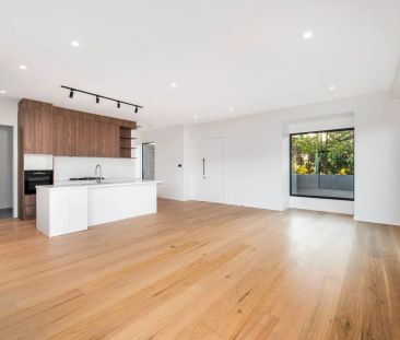 Light Filled and Super Spacious Townhome - Photo 2