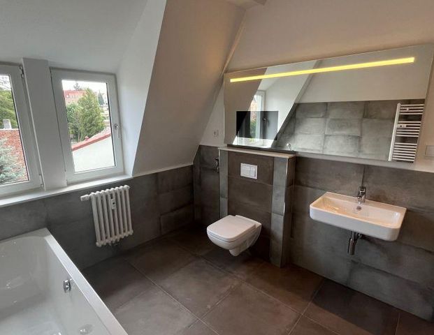 4-Zi.-Luxus-Wohnung im Dachgeschoss mit vielen Extras und PKW-Stellplätzen - Photo 1