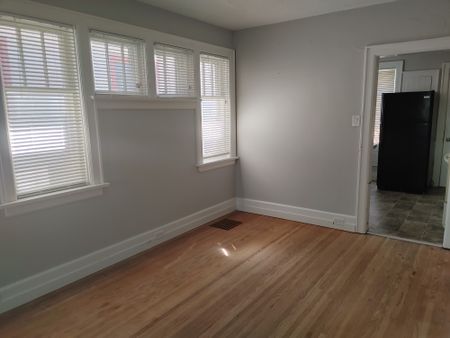 1326 ATHOL 2 BEDROOMS - Photo 3