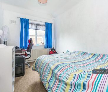 4 bedroom semi-detached house to rent - Photo 4