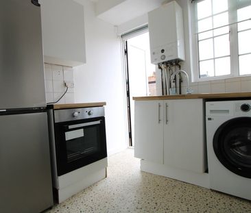 3 Bed Flat, Manor Court, SW16 - Photo 6