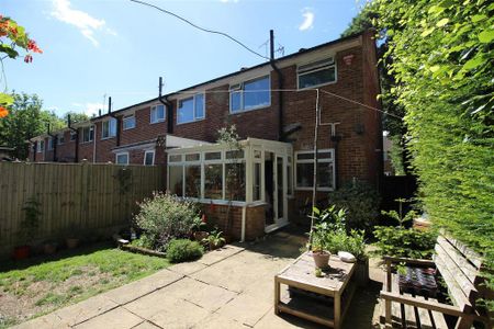 3 bedroom end of terrace house to rent - Photo 5