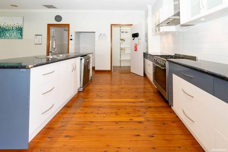 BEAUTIFUL FAMILY HOME WITH CHARM - Photo 3