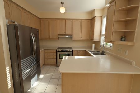 For Lease - 41 Chelton Dr Drive, Richmond Hill, Ontario - Photo 2