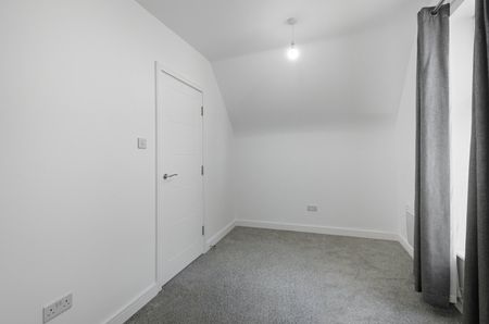 3 Bed Flat, Seven Sisters Road, N15 - Photo 2