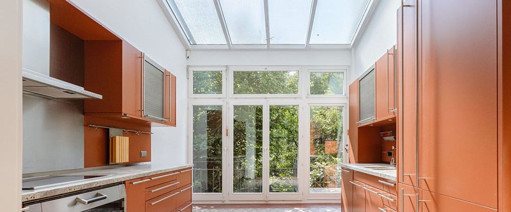 Einmalige 6,5-Zimmer-Altbau-Wohnung mit wunderschönem Garten und Doppelgarage in beliebter Lage - Foto 1