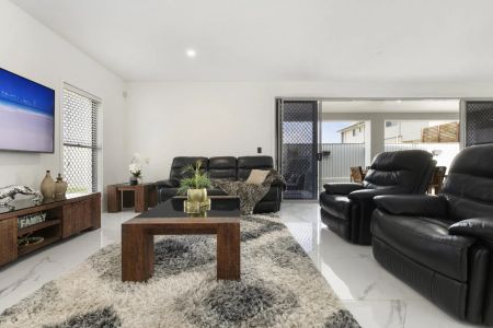 59 Lakeview Promenade, Newport. - Photo 3