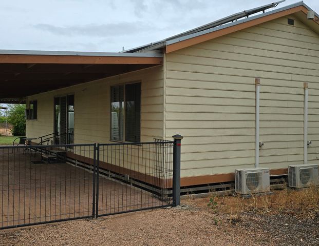 Peacefully tucked away in Jefferys Lane on the outskirts of Red Cliffs is this recently renovated 2 bedroom home. - Photo 1