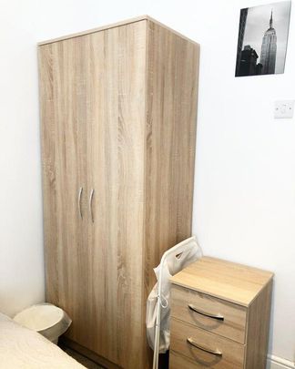 1 bedroom in a house share to rent - Photo 1