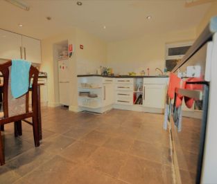 7 bedroom House in Archery Road, Leeds - Photo 3