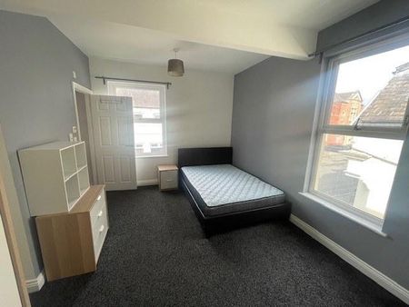 1 bedroom in a flat share to rent - Photo 3