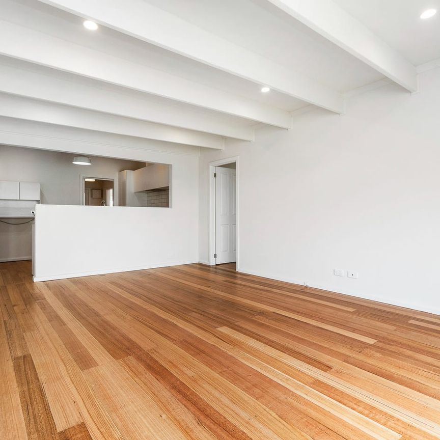 Stylish Full Renovation, Prime Central Location & FHZ – 4 Bedroom, 2 Bathroom - Photo 1