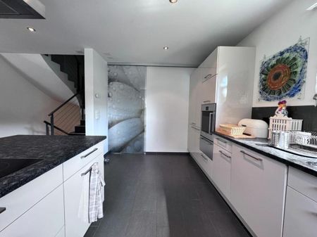 Moderne 5,5-Zimmer-Doppelhaushälfte mit Wintergarten, XXL-Küche & Garagenbox in ruhiger Lage - Foto 5