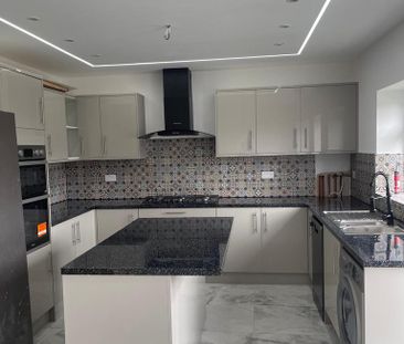 4 bedroom end of terrace house to rent - Photo 3