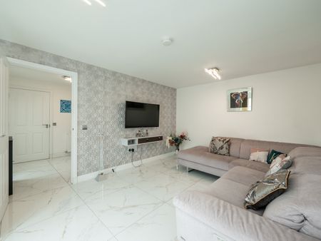 4 bedroom detached house to rent - Photo 3