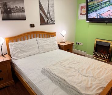 Room in a Shared Flat, Dean Street, W1D - Photo 6