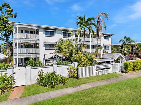 Modern 2 bed unit in the heart of Cairns! - Photo 4