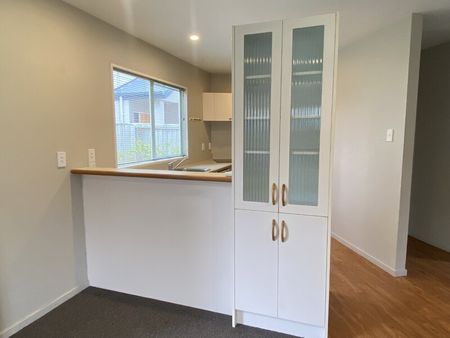 Gorgeous 3 Bedroom Townhouse! - Photo 2