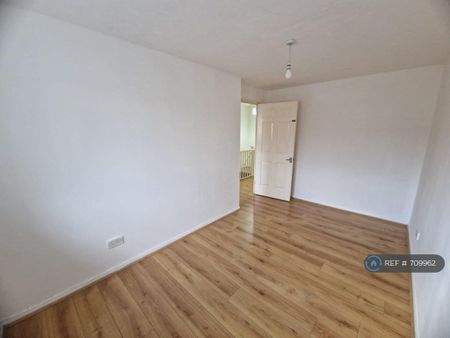 3 bedroom end of terrace house to rent - Photo 2