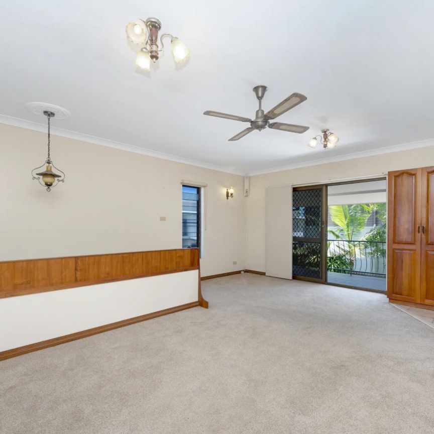 Centrally located townhouse! - Photo 1