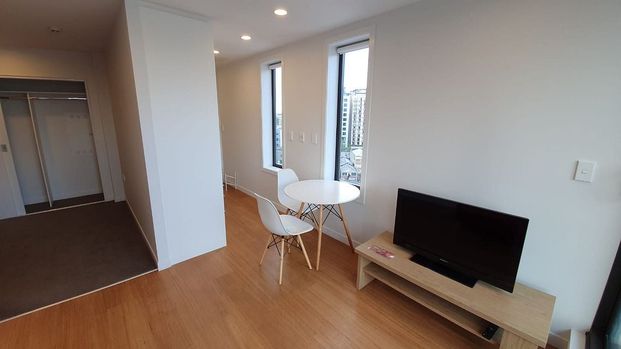 Modern, ready to move in - fully furnished unit - Photo 1