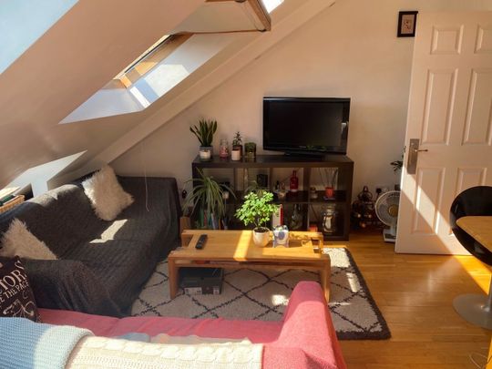 2 Bed Flat, Knoll Road, SW18 - Photo 1