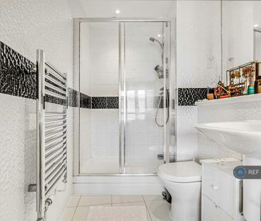 1 bedroom in a flat share to rent - Photo 6