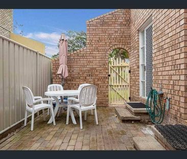 Townhouse Living! - Photo 4
