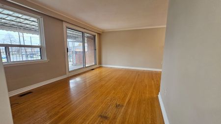 For Lease - 27 Cobb Avenue Unit# Main Floor, Toronto, Ontario - Photo 4