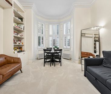 A bright and modern raised ground floor 2 double bedroom apartment with direct access to a garden located conveniently between Swiss Cottage and Belsize Park NW3 - Photo 3