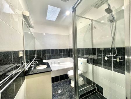 COSY 4 BEDROOM RENOVATED HOME - Photo 5